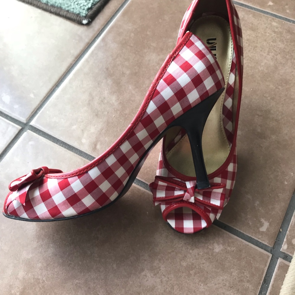 Heels pumps.